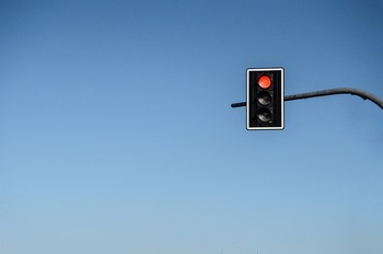 Polacy chcą przechodzić na czerwonym świetle